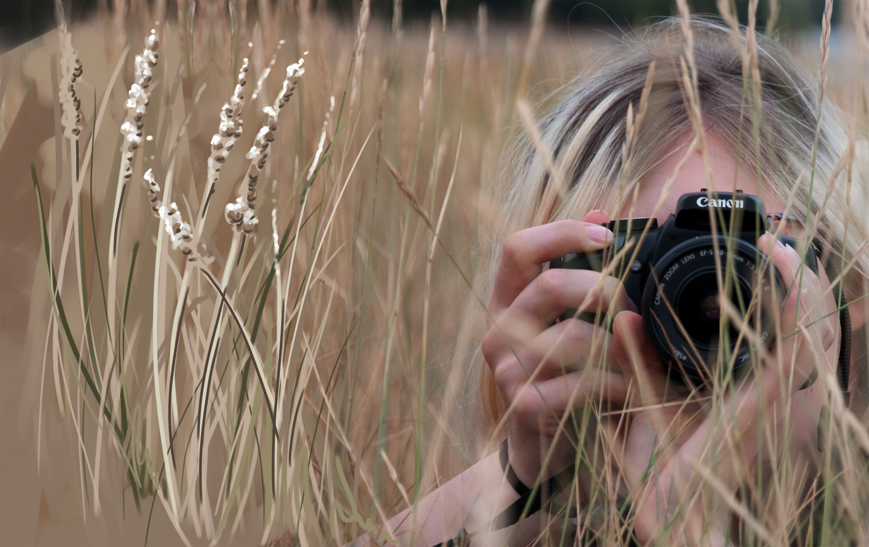 Introbild: Portrait of Nadine Wohlfahrt with camera, part Foto, part illustration